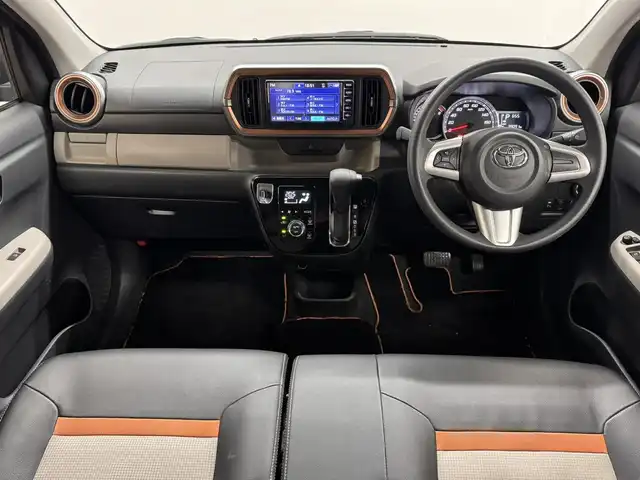 トヨタ パッソ モーダ　チャーム 三重県 2021(令3)年 3.8万km ブラックマイカメタリック/ダークエメラルドマイカ 2トーン ガソリン/FF/インパネCVT/純正 7インチナビ NSCN-W68/（AM/FM/CD/SD/地デジTV/Bluetooth/AUX）/パノラマモニター/ドライブレコーダー 前後/ビルトイン ETC/衝突回避支援機能 スマートアシスト3/・衝突回避支援ブレーキ機能（対車両・対歩行者）/・衝突警報機能（対車両・対歩行者）/・車線逸脱警報機能誤発進抑制制御機能（前方・後方）/・誤発進抑制制御機能（前方・後方）/・コーナーセンサー（フロント４個／リヤ４個、接近お知らせ表示付）/など/装備/・ハーフレザーシート/・シートヒーター（D）/・LEDヘッドライト & LEDクリアランスランプ/・オートライトシステム/・オートハイビーム機能/・オートエアコン/・ステアリングスイッチ/・プッシュスタート/・スマートキーx2/・純正ホイールキャップ＆14インチスチールホイール/・保/取/など