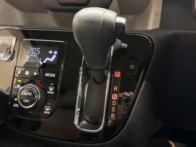 トヨタ パッソ モーダ　チャーム 三重県 2021(令3)年 3.8万km ブラックマイカメタリック/ダークエメラルドマイカ 2トーン ガソリン/FF/インパネCVT/純正 7インチナビ NSCN-W68/（AM/FM/CD/SD/地デジTV/Bluetooth/AUX）/パノラマモニター/ドライブレコーダー 前後/ビルトイン ETC/衝突回避支援機能 スマートアシスト3/・衝突回避支援ブレーキ機能（対車両・対歩行者）/・衝突警報機能（対車両・対歩行者）/・車線逸脱警報機能誤発進抑制制御機能（前方・後方）/・誤発進抑制制御機能（前方・後方）/・コーナーセンサー（フロント４個／リヤ４個、接近お知らせ表示付）/など/装備/・ハーフレザーシート/・シートヒーター（D）/・LEDヘッドライト & LEDクリアランスランプ/・オートライトシステム/・オートハイビーム機能/・オートエアコン/・ステアリングスイッチ/・プッシュスタート/・スマートキーx2/・純正ホイールキャップ＆14インチスチールホイール/・保/取/など