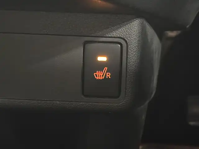 トヨタ パッソ モーダ　チャーム 三重県 2021(令3)年 3.8万km ブラックマイカメタリック/ダークエメラルドマイカ 2トーン ガソリン/FF/インパネCVT/純正 7インチナビ NSCN-W68/（AM/FM/CD/SD/地デジTV/Bluetooth/AUX）/パノラマモニター/ドライブレコーダー 前後/ビルトイン ETC/衝突回避支援機能 スマートアシスト3/・衝突回避支援ブレーキ機能（対車両・対歩行者）/・衝突警報機能（対車両・対歩行者）/・車線逸脱警報機能誤発進抑制制御機能（前方・後方）/・誤発進抑制制御機能（前方・後方）/・コーナーセンサー（フロント４個／リヤ４個、接近お知らせ表示付）/など/装備/・ハーフレザーシート/・シートヒーター（D）/・LEDヘッドライト & LEDクリアランスランプ/・オートライトシステム/・オートハイビーム機能/・オートエアコン/・ステアリングスイッチ/・プッシュスタート/・スマートキーx2/・純正ホイールキャップ＆14インチスチールホイール/・保/取/など