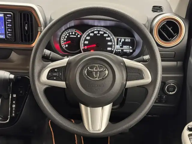 トヨタ パッソ モーダ　チャーム 三重県 2021(令3)年 3.8万km ブラックマイカメタリック/ダークエメラルドマイカ 2トーン ガソリン/FF/インパネCVT/純正 7インチナビ NSCN-W68/（AM/FM/CD/SD/地デジTV/Bluetooth/AUX）/パノラマモニター/ドライブレコーダー 前後/ビルトイン ETC/衝突回避支援機能 スマートアシスト3/・衝突回避支援ブレーキ機能（対車両・対歩行者）/・衝突警報機能（対車両・対歩行者）/・車線逸脱警報機能誤発進抑制制御機能（前方・後方）/・誤発進抑制制御機能（前方・後方）/・コーナーセンサー（フロント４個／リヤ４個、接近お知らせ表示付）/など/装備/・ハーフレザーシート/・シートヒーター（D）/・LEDヘッドライト & LEDクリアランスランプ/・オートライトシステム/・オートハイビーム機能/・オートエアコン/・ステアリングスイッチ/・プッシュスタート/・スマートキーx2/・純正ホイールキャップ＆14インチスチールホイール/・保/取/など