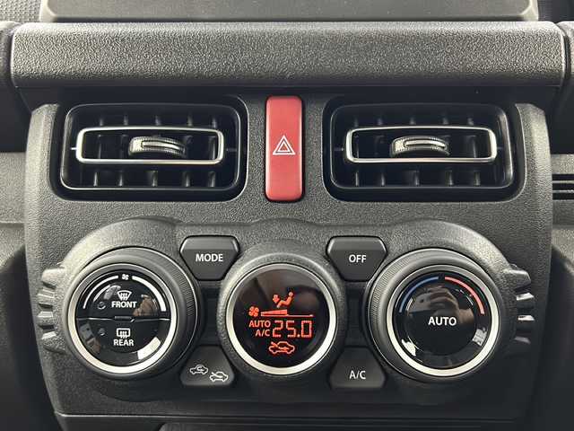 スズキ ジムニー ノマド FC 大阪府 2025(令7)年 0.1千km 緑Ⅱ ワンオーナー/レーダークルーズコントロール/デュアルカメラブレーキサポート/先行車発進お知らせ機能/標識認識機能/車線逸脱警報機能/ふらつき警報機能/誤発進抑制機能/後方誤発進抑制機能/後退時ブレーキサポート/ハイビームアシスト/アイドリングストップ/ヒルホールドコントロール/ヒーテッドミラー/ヘッドライトウォッシャー/D/N席シートヒーター/ステアリングスイッチ/LEDヘッドライト/センターデフロック/背面タイヤ/電動格納ミラー/プッシュスタート/スマートキー/スペアキー1本/保証書/取扱説明書/点検記録簿