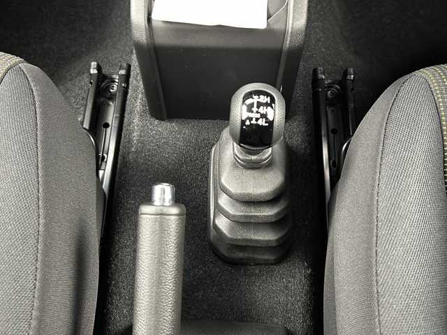 スズキ ジムニー ノマド FC 大阪府 2025(令7)年 0.1千km 緑Ⅱ ワンオーナー/レーダークルーズコントロール/デュアルカメラブレーキサポート/先行車発進お知らせ機能/標識認識機能/車線逸脱警報機能/ふらつき警報機能/誤発進抑制機能/後方誤発進抑制機能/後退時ブレーキサポート/ハイビームアシスト/アイドリングストップ/ヒルホールドコントロール/ヒーテッドミラー/ヘッドライトウォッシャー/D/N席シートヒーター/ステアリングスイッチ/LEDヘッドライト/センターデフロック/背面タイヤ/電動格納ミラー/プッシュスタート/スマートキー/スペアキー1本/保証書/取扱説明書/点検記録簿