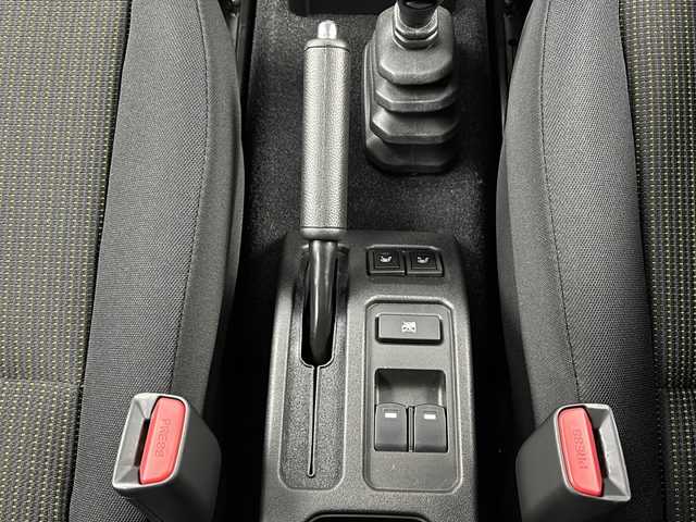 スズキ ジムニー ノマド FC 大阪府 2025(令7)年 0.1千km 緑Ⅱ ワンオーナー/レーダークルーズコントロール/デュアルカメラブレーキサポート/先行車発進お知らせ機能/標識認識機能/車線逸脱警報機能/ふらつき警報機能/誤発進抑制機能/後方誤発進抑制機能/後退時ブレーキサポート/ハイビームアシスト/アイドリングストップ/ヒルホールドコントロール/ヒーテッドミラー/ヘッドライトウォッシャー/D/N席シートヒーター/ステアリングスイッチ/LEDヘッドライト/センターデフロック/背面タイヤ/電動格納ミラー/プッシュスタート/スマートキー/スペアキー1本/保証書/取扱説明書/点検記録簿