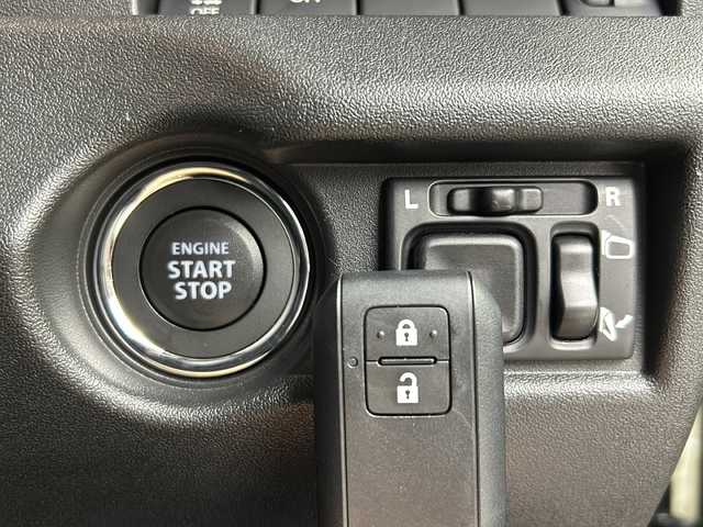 スズキ ジムニー ノマド FC 大阪府 2025(令7)年 0.1千km 緑Ⅱ ワンオーナー/レーダークルーズコントロール/デュアルカメラブレーキサポート/先行車発進お知らせ機能/標識認識機能/車線逸脱警報機能/ふらつき警報機能/誤発進抑制機能/後方誤発進抑制機能/後退時ブレーキサポート/ハイビームアシスト/アイドリングストップ/ヒルホールドコントロール/ヒーテッドミラー/ヘッドライトウォッシャー/D/N席シートヒーター/ステアリングスイッチ/LEDヘッドライト/センターデフロック/背面タイヤ/電動格納ミラー/プッシュスタート/スマートキー/スペアキー1本/保証書/取扱説明書/点検記録簿