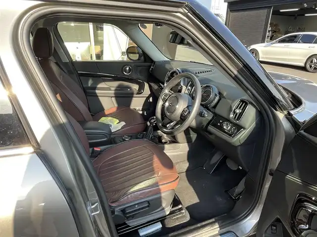 ＭＩＮＩ ミニ クロスオーバー クーパー D 高知県 2020(令2)年 1.3万km メルティングシルバーM 純正ナビゲーション　/バックカメラ　/前後ドライブレコーダー　/電動リアゲート　/ＬＥＤヘッドライト　/フォグランプ　/ＥＴＣ　/フロアマット　/ＵＳＢ入力端子　/コーナーセンサー　/クルーズコントロール　/１８アルミホイール
