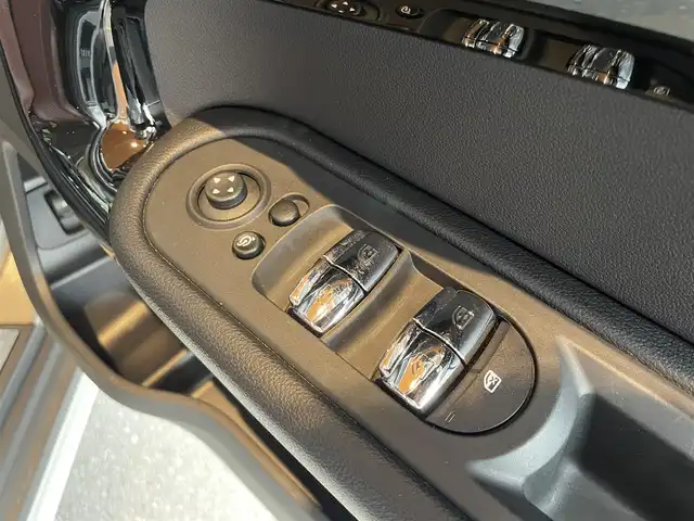 ＭＩＮＩ ミニ クロスオーバー クーパー D 高知県 2020(令2)年 1.3万km メルティングシルバーM 純正ナビゲーション　/バックカメラ　/前後ドライブレコーダー　/電動リアゲート　/ＬＥＤヘッドライト　/フォグランプ　/ＥＴＣ　/フロアマット　/ＵＳＢ入力端子　/コーナーセンサー　/クルーズコントロール　/１８アルミホイール