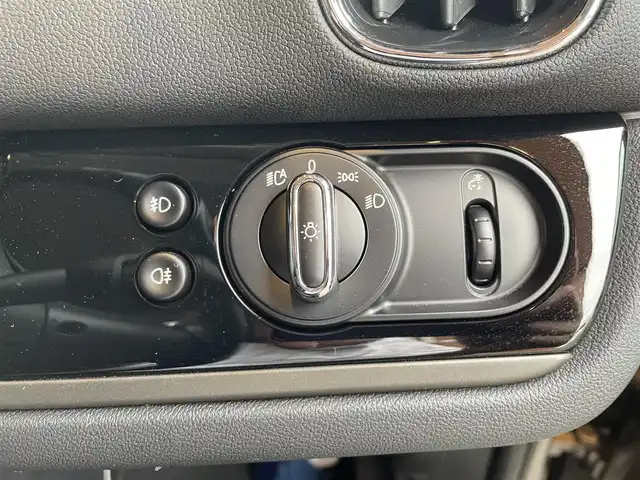 ＭＩＮＩ ミニ クロスオーバー クーパー D 高知県 2020(令2)年 1.3万km メルティングシルバーM 純正ナビゲーション　/バックカメラ　/前後ドライブレコーダー　/電動リアゲート　/ＬＥＤヘッドライト　/フォグランプ　/ＥＴＣ　/フロアマット　/ＵＳＢ入力端子　/コーナーセンサー　/クルーズコントロール　/１８アルミホイール