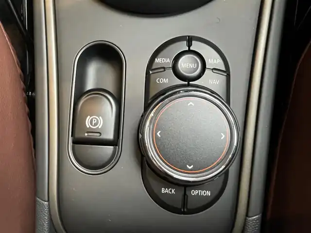 ＭＩＮＩ ミニ クロスオーバー クーパー D 高知県 2020(令2)年 1.3万km メルティングシルバーM 純正ナビゲーション　/バックカメラ　/前後ドライブレコーダー　/電動リアゲート　/ＬＥＤヘッドライト　/フォグランプ　/ＥＴＣ　/フロアマット　/ＵＳＢ入力端子　/コーナーセンサー　/クルーズコントロール　/１８アルミホイール