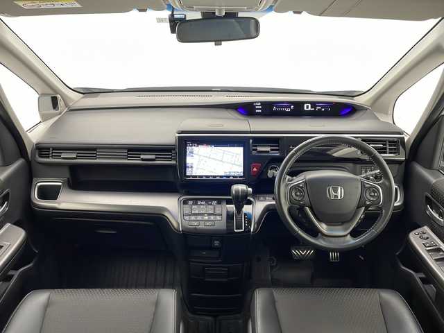ホンダ ステップワゴン スパーダ クルスピセンシング 宮崎県 2018(平30)年 3.6万km スーパープラチナメタリック 禁煙車/純正9型プレミアムインターナビTV/（VXM-187VFNi/CD/DVD/Bluetooth/フルセグTV）/純正バックカメラ/純正ドライブレコーダー/純正LEDオートライト/純正LEDフォグ/純正17インチアルミ/純正エアロ/純正ルーフエンドスポイラー/純正ラバーマット/両側電動スライドドア/アダプティブクルーズコントロール/レーンディパーチャーアラート/ウインカードアミラー/前席シートヒーター/デュアルオートエアコン/リアオートエアコン/ハーフレザーシート/パドルシフト/本革巻ハンドル/スマートキー/プッシュエンジンスタート/新車時保証書/取扱い説明書