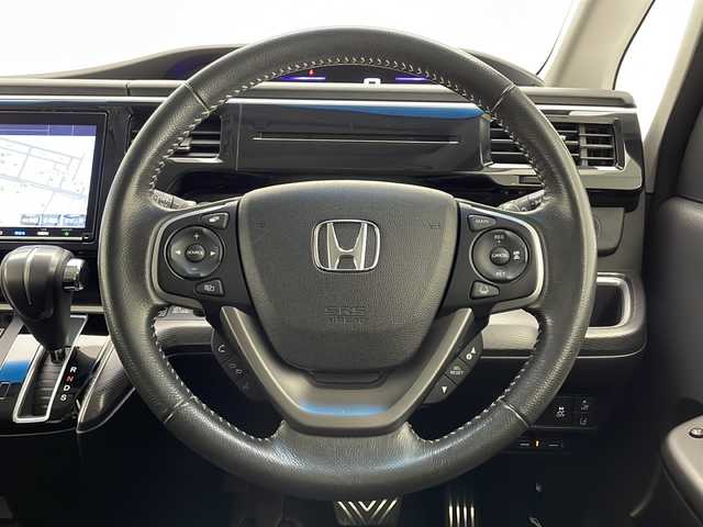 ホンダ ステップワゴン スパーダ クルスピセンシング 宮崎県 2018(平30)年 3.6万km スーパープラチナメタリック 禁煙車/純正9型プレミアムインターナビTV/（VXM-187VFNi/CD/DVD/Bluetooth/フルセグTV）/純正バックカメラ/純正ドライブレコーダー/純正LEDオートライト/純正LEDフォグ/純正17インチアルミ/純正エアロ/純正ルーフエンドスポイラー/純正ラバーマット/両側電動スライドドア/アダプティブクルーズコントロール/レーンディパーチャーアラート/ウインカードアミラー/前席シートヒーター/デュアルオートエアコン/リアオートエアコン/ハーフレザーシート/パドルシフト/本革巻ハンドル/スマートキー/プッシュエンジンスタート/新車時保証書/取扱い説明書
