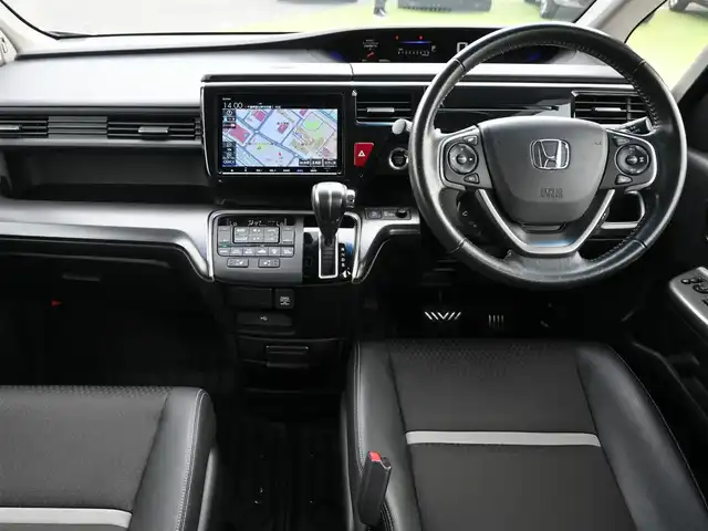 ホンダ ステップワゴン スパーダ クルスピセンシング 神奈川県 2018(平30)年 3.6万km スーパープラチナメタリック 禁煙車/純正9型プレミアムインターナビTV/（VXM-187VFNi/CD/DVD/Bluetooth/フルセグTV）/純正バックカメラ/純正ドライブレコーダー/純正LEDオートライト/純正LEDフォグ/純正17インチアルミ/純正エアロ/純正ルーフエンドスポイラー/純正ラバーマット/両側電動スライドドア/アダプティブクルーズコントロール/レーンディパーチャーアラート/ウインカードアミラー/前席シートヒーター/デュアルオートエアコン/リアオートエアコン/ハーフレザーシート/パドルシフト/本革巻ハンドル/スマートキー/プッシュエンジンスタート/新車時保証書/取扱い説明書