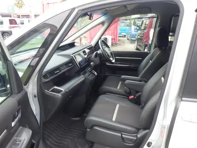 ホンダ ステップワゴン スパーダ クルスピセンシング 神奈川県 2018(平30)年 3.6万km スーパープラチナメタリック 禁煙車/純正9型プレミアムインターナビTV/（VXM-187VFNi/CD/DVD/Bluetooth/フルセグTV）/純正バックカメラ/純正ドライブレコーダー/純正LEDオートライト/純正LEDフォグ/純正17インチアルミ/純正エアロ/純正ルーフエンドスポイラー/純正ラバーマット/両側電動スライドドア/アダプティブクルーズコントロール/レーンディパーチャーアラート/ウインカードアミラー/前席シートヒーター/デュアルオートエアコン/リアオートエアコン/ハーフレザーシート/パドルシフト/本革巻ハンドル/スマートキー/プッシュエンジンスタート/新車時保証書/取扱い説明書