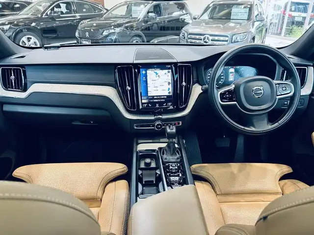 ボルボ ＸＣ６０ D4 AWD インスクリプション 大阪府 2019(令1)年 2.3万km グレー サンルーフ/HUD/ハーマンカードン/ベージュ革/メモリ付きパワーシート/エアシートヒーター/ステアリングヒーター/純正ナビ/TV/３６０度カメラ/applecarplay/ACC/BLIS/純正19インチAW/LEDヘッドライト/電動リアゲート/自動駐車