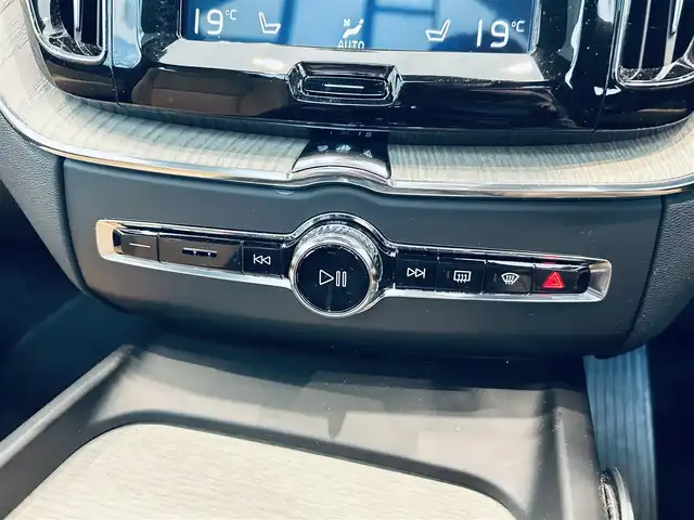 ボルボ ＸＣ６０ D4 AWD インスクリプション 大阪府 2019(令1)年 2.3万km グレー サンルーフ/HUD/ハーマンカードン/ベージュ革/メモリ付きパワーシート/エアシートヒーター/ステアリングヒーター/純正ナビ/TV/３６０度カメラ/applecarplay/ACC/BLIS/純正19インチAW/LEDヘッドライト/電動リアゲート/自動駐車