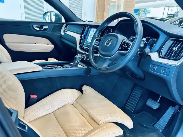ボルボ ＸＣ６０ D4 AWD インスクリプション 大阪府 2019(令1)年 2.3万km グレー サンルーフ/HUD/ハーマンカードン/ベージュ革/メモリ付きパワーシート/エアシートヒーター/ステアリングヒーター/純正ナビ/TV/３６０度カメラ/applecarplay/ACC/BLIS/純正19インチAW/LEDヘッドライト/電動リアゲート/自動駐車