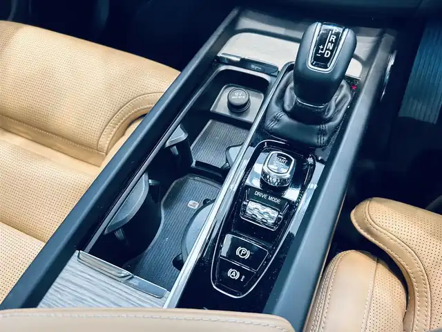 ボルボ ＸＣ６０ D4 AWD インスクリプション 大阪府 2019(令1)年 2.3万km グレー サンルーフ/HUD/ハーマンカードン/ベージュ革/メモリ付きパワーシート/エアシートヒーター/ステアリングヒーター/純正ナビ/TV/３６０度カメラ/applecarplay/ACC/BLIS/純正19インチAW/LEDヘッドライト/電動リアゲート/自動駐車