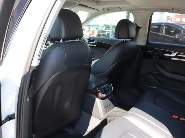 アウディ Ａ８ 3．0 TFSI クワトロ 長野県 2017(平29)年 7.9万km グレイシアホワイトメタリック サンルーフ　/黒革シート　/純正ナビＴＶ　/３６０°/ＢＯＳＥサウンド　/マトリクスＬＥＤ　/ＡＣＣ　/衝突軽減Ｂ　/レーン／サイドアシスト　/パワーシート／ヒーター　/パワーバックドア　/アドバンストキー　/純正２０ＡＷ