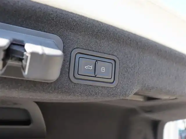 アウディ Ａ８ 3．0 TFSI クワトロ 長野県 2017(平29)年 7.9万km グレイシアホワイトメタリック サンルーフ　/黒革シート　/純正ナビＴＶ　/３６０°/ＢＯＳＥサウンド　/マトリクスＬＥＤ　/ＡＣＣ　/衝突軽減Ｂ　/レーン／サイドアシスト　/パワーシート／ヒーター　/パワーバックドア　/アドバンストキー　/純正２０ＡＷ