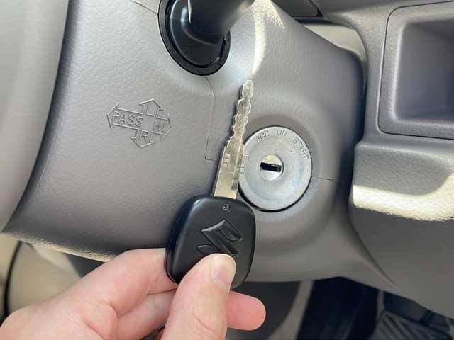 スズキ エブリイ JOIN 岩手県 2024(令6)年 2.7万km クールカーキPM ディスプレイオーディオ/AM/FM/Bluetooth/バックカメラ/両側スライドドア/スズキセーフティサポート/衝突被害軽減ブレーキ/レーンキープアシスト/横滑り防止装置/コーナーセンサー/アイドリングストップ/オートライト/HIDヘッドライト/フォグランプ/リモコンキー/電動格納ミラー/12インチスチールホイール/保証書/取扱説明書