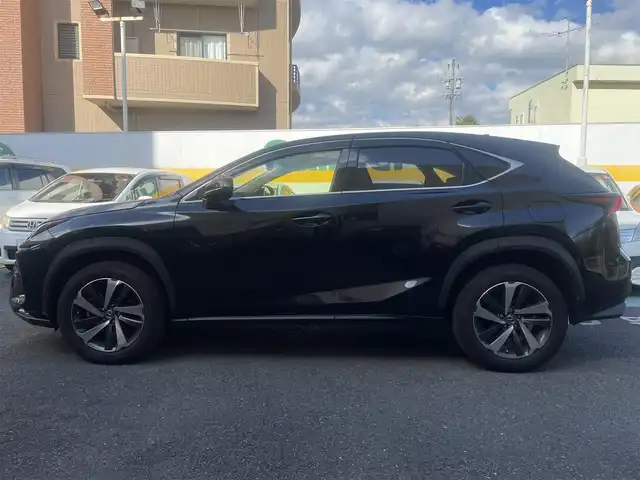 レクサス ＮＸ 300 Iパッケージ 静岡県 2017(平29)年 7.7万km グラファイトブラックガラスフレーク ワンオーナー/純正ナビ/フルセグTV/DVD/CD/SD/MSV/BT/バックカメラ/サイドカメラ/ベージュ革シート/前席シートヒーター/前席パワーシート/パワーバックドア/衝突軽減ブレーキ/レーンキープアシスト/オートハイビーム/レーダークルーズコントロール/クリアランスソナー/3眼LEDライト/ステアリングヒーター/ビルトインETC2.0/パドルシフト/純正18インチAW/スマートキー×2/カードキー/保証書/取扱説明書/ナビ取扱説明書/R2/R4点検記録簿有