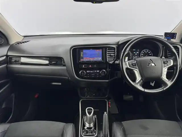 三菱 アウトランダー ＰＨＥＶ G セーフティパッケージ 愛知県 2015(平27)年 4.8万km シルキーホワイト 社外ナビ/（Bluetooth/フルセグTV/CD/DVD/SD）/全方位カメラ/衝突被害軽減システム/レーンキープ/オートライト/ACC/純正LEDライト/ETC/4WD/パワーシート/シートヒーター/ステアリングヒーター/ハーフレザー/ドアバイザー/パドルシフト/純正フロアマット/レーダー