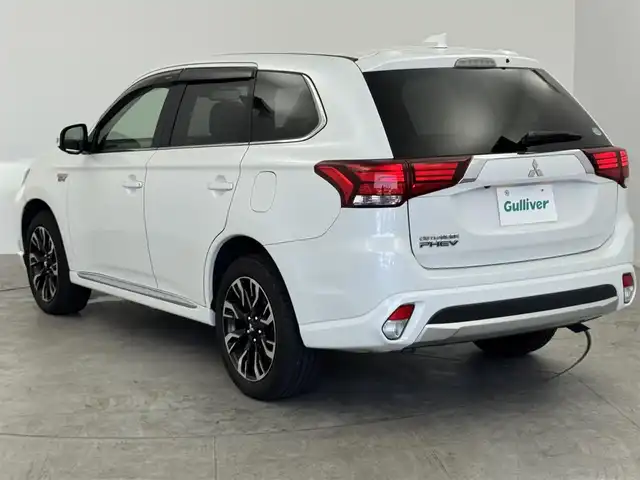 三菱 アウトランダー ＰＨＥＶ G セーフティパッケージ 愛知県 2015(平27)年 4.8万km シルキーホワイト 社外ナビ/（Bluetooth/フルセグTV/CD/DVD/SD）/全方位カメラ/衝突被害軽減システム/レーンキープ/オートライト/ACC/純正LEDライト/ETC/4WD/パワーシート/シートヒーター/ステアリングヒーター/ハーフレザー/ドアバイザー/パドルシフト/純正フロアマット/レーダー