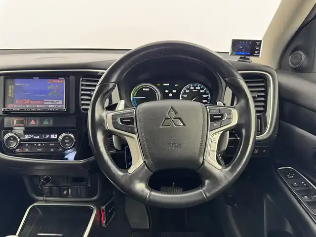 三菱 アウトランダー ＰＨＥＶ G セーフティパッケージ 愛知県 2015(平27)年 4.8万km シルキーホワイト 社外ナビ/（Bluetooth/フルセグTV/CD/DVD/SD）/全方位カメラ/衝突被害軽減システム/レーンキープ/オートライト/ACC/純正LEDライト/ETC/4WD/パワーシート/シートヒーター/ステアリングヒーター/ハーフレザー/ドアバイザー/パドルシフト/純正フロアマット/レーダー