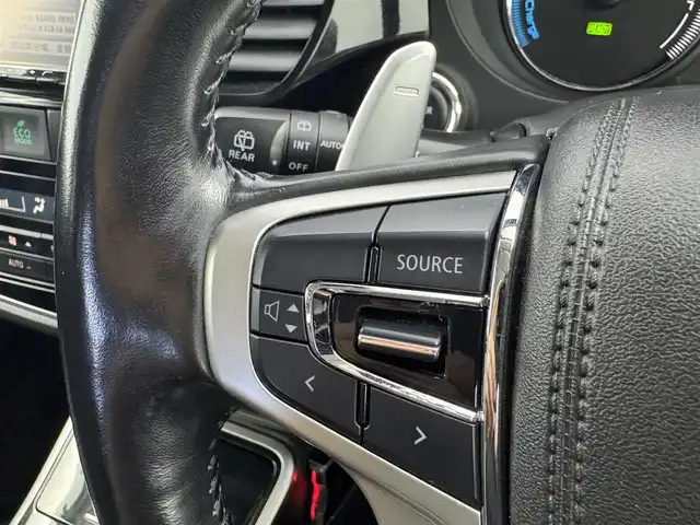 三菱 アウトランダー ＰＨＥＶ G セーフティパッケージ 愛知県 2015(平27)年 4.8万km シルキーホワイト 社外ナビ/（Bluetooth/フルセグTV/CD/DVD/SD）/全方位カメラ/衝突被害軽減システム/レーンキープ/オートライト/ACC/純正LEDライト/ETC/4WD/パワーシート/シートヒーター/ステアリングヒーター/ハーフレザー/ドアバイザー/パドルシフト/純正フロアマット/レーダー