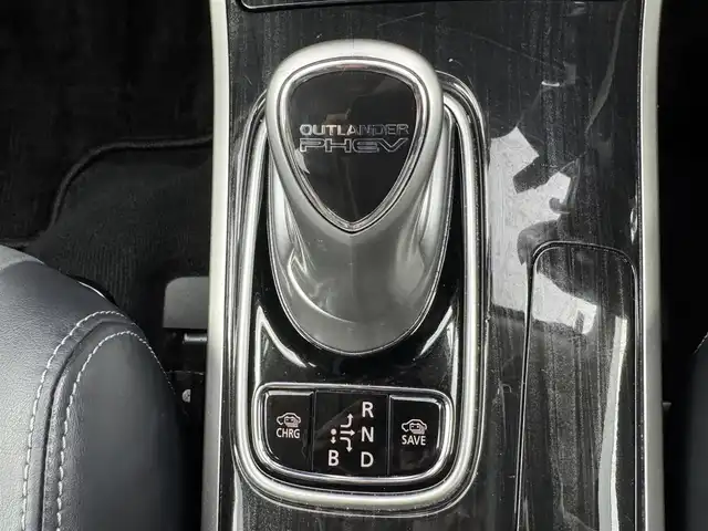 三菱 アウトランダー ＰＨＥＶ G セーフティパッケージ 愛知県 2015(平27)年 4.8万km シルキーホワイト 社外ナビ/（Bluetooth/フルセグTV/CD/DVD/SD）/全方位カメラ/衝突被害軽減システム/レーンキープ/オートライト/ACC/純正LEDライト/ETC/4WD/パワーシート/シートヒーター/ステアリングヒーター/ハーフレザー/ドアバイザー/パドルシフト/純正フロアマット/レーダー