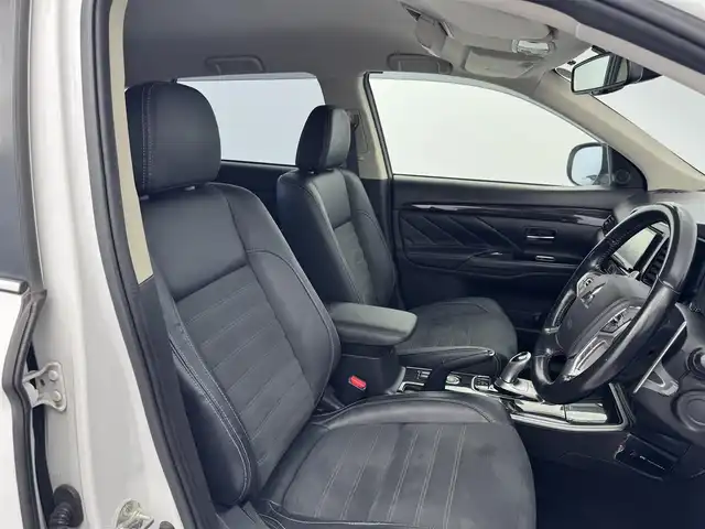 三菱 アウトランダー ＰＨＥＶ G セーフティパッケージ 愛知県 2015(平27)年 4.8万km シルキーホワイト 社外ナビ/（Bluetooth/フルセグTV/CD/DVD/SD）/全方位カメラ/衝突被害軽減システム/レーンキープ/オートライト/ACC/純正LEDライト/ETC/4WD/パワーシート/シートヒーター/ステアリングヒーター/ハーフレザー/ドアバイザー/パドルシフト/純正フロアマット/レーダー