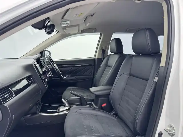 三菱 アウトランダー ＰＨＥＶ G セーフティパッケージ 愛知県 2015(平27)年 4.8万km シルキーホワイト 社外ナビ/（Bluetooth/フルセグTV/CD/DVD/SD）/全方位カメラ/衝突被害軽減システム/レーンキープ/オートライト/ACC/純正LEDライト/ETC/4WD/パワーシート/シートヒーター/ステアリングヒーター/ハーフレザー/ドアバイザー/パドルシフト/純正フロアマット/レーダー