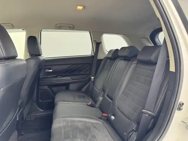 三菱 アウトランダー ＰＨＥＶ G セーフティパッケージ 愛知県 2015(平27)年 4.8万km シルキーホワイト 社外ナビ/（Bluetooth/フルセグTV/CD/DVD/SD）/全方位カメラ/衝突被害軽減システム/レーンキープ/オートライト/ACC/純正LEDライト/ETC/4WD/パワーシート/シートヒーター/ステアリングヒーター/ハーフレザー/ドアバイザー/パドルシフト/純正フロアマット/レーダー