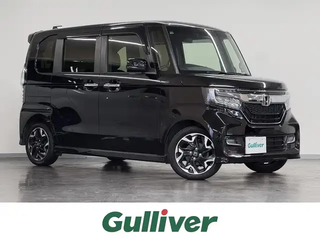 ホンダ Ｎ ＢＯＸ カスタム G L ターボ ホンダセンシング 三重県 2020(令2)年 6.3万km クリスタルブラックパール ガソリン・ターボ/FF/MTモード付インパネCVT/ケンウッド 7インチナビ MDV-D709BT/（FM/AM/CD/DVD/iPod/USB/SD/内蔵メモリ/TV/Bluetooth/HDMI/SMART USEN）/バックカメラ/両側パワースライドドア/ドライブレコーダー 前方/ビルトイン ETC/Honda SENSING/・衝突軽減ブレーキ［CMBS］/・車線維持支援システム［LKAS］/・アダプティブクルーズコントロール/・路外逸脱抑制機能/・標識認識機能/・先行車発進お知らせ機能/・VSA（ABS＆TRC＆横すべり抑制）/など/装備/・ハーフレザーシート/・シートヒーター（D/N）/・オートエアコン/・オートライト/・LEDヘッドライト＆フロントフォグライト/・ステアリングスイッチ/・パドルシフト/・充電用USBジャック（2.5A急速充電対応）2ヶ/・純正15inAW/・プッシュスタート/・スマートキーx2/・保/取/など