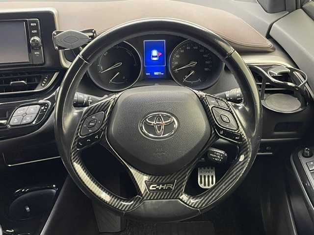 トヨタ Ｃ－ＨＲ G 兵庫県 2017(平29)年 6.1万km ホワイトパールクリスタルシャイン 純正SDナビ(CD/DVD/SD/Bt/フルセグ)/・NSZT-W66T/バックカメラ/TRD(F.S.R)スポイラー/PCS/LDA/BSM/ACC/オートハイビーム/ハーフレザー/シートヒーター/ランバーサポート/LEDヘッドライト/LEDフォグ/コーナーセンサー/ビルトインETC/柿本改４本出しマフラー/純正１８AW[/スペアキーｘ１/社外マット・純正バイザー