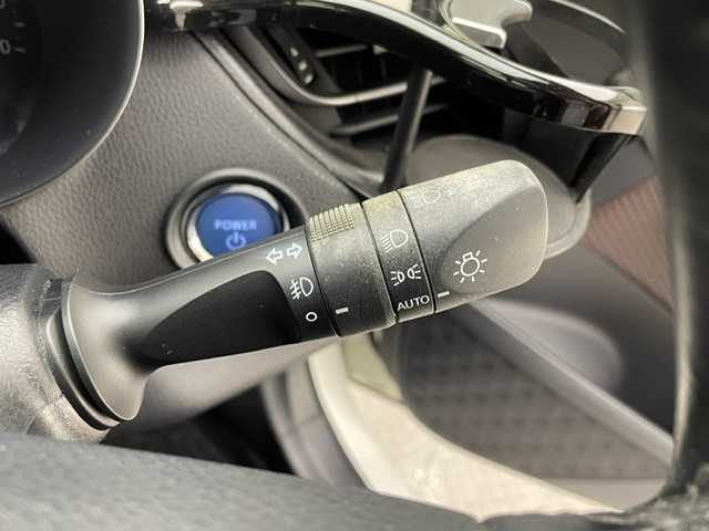 トヨタ Ｃ－ＨＲ G 兵庫県 2017(平29)年 6.1万km ホワイトパールクリスタルシャイン 純正SDナビ(CD/DVD/SD/Bt/フルセグ)/・NSZT-W66T/バックカメラ/TRD(F.S.R)スポイラー/PCS/LDA/BSM/ACC/オートハイビーム/ハーフレザー/シートヒーター/ランバーサポート/LEDヘッドライト/LEDフォグ/コーナーセンサー/ビルトインETC/柿本改４本出しマフラー/純正１８AW[/スペアキーｘ１/社外マット・純正バイザー