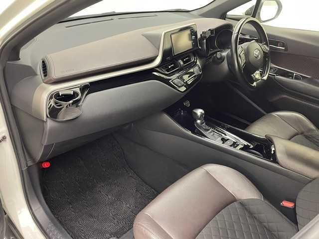 トヨタ Ｃ－ＨＲ G 兵庫県 2017(平29)年 6.1万km ホワイトパールクリスタルシャイン 純正SDナビ(CD/DVD/SD/Bt/フルセグ)/・NSZT-W66T/バックカメラ/TRD(F.S.R)スポイラー/PCS/LDA/BSM/ACC/オートハイビーム/ハーフレザー/シートヒーター/ランバーサポート/LEDヘッドライト/LEDフォグ/コーナーセンサー/ビルトインETC/柿本改４本出しマフラー/純正１８AW[/スペアキーｘ１/社外マット・純正バイザー