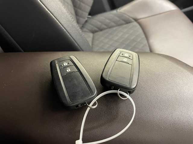 トヨタ Ｃ－ＨＲ G 兵庫県 2017(平29)年 6.1万km ホワイトパールクリスタルシャイン 純正SDナビ(CD/DVD/SD/Bt/フルセグ)/・NSZT-W66T/バックカメラ/TRD(F.S.R)スポイラー/PCS/LDA/BSM/ACC/オートハイビーム/ハーフレザー/シートヒーター/ランバーサポート/LEDヘッドライト/LEDフォグ/コーナーセンサー/ビルトインETC/柿本改４本出しマフラー/純正１８AW[/スペアキーｘ１/社外マット・純正バイザー