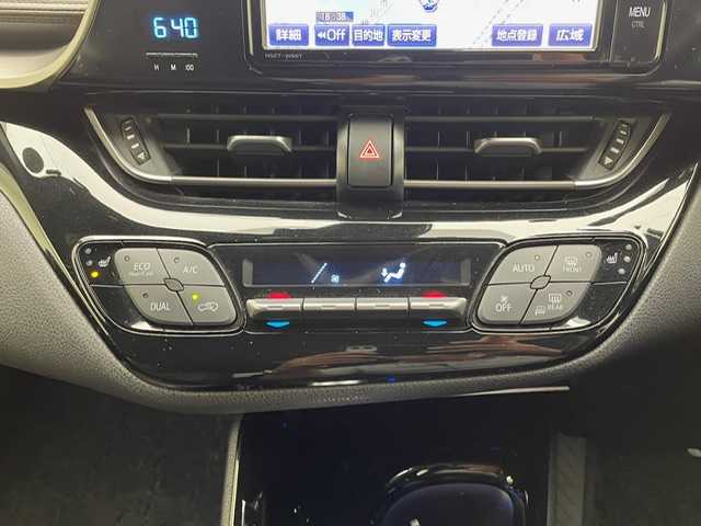 トヨタ Ｃ－ＨＲ G 兵庫県 2017(平29)年 6.1万km ホワイトパールクリスタルシャイン 純正SDナビ(CD/DVD/SD/Bt/フルセグ)/・NSZT-W66T/バックカメラ/TRD(F.S.R)スポイラー/PCS/LDA/BSM/ACC/オートハイビーム/ハーフレザー/シートヒーター/ランバーサポート/LEDヘッドライト/LEDフォグ/コーナーセンサー/ビルトインETC/柿本改４本出しマフラー/純正１８AW[/スペアキーｘ１/社外マット・純正バイザー