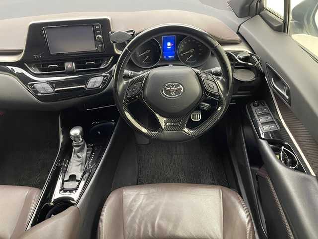 トヨタ Ｃ－ＨＲ G 兵庫県 2017(平29)年 6.1万km ホワイトパールクリスタルシャイン 純正SDナビ(CD/DVD/SD/Bt/フルセグ)/・NSZT-W66T/バックカメラ/TRD(F.S.R)スポイラー/PCS/LDA/BSM/ACC/オートハイビーム/ハーフレザー/シートヒーター/ランバーサポート/LEDヘッドライト/LEDフォグ/コーナーセンサー/ビルトインETC/柿本改４本出しマフラー/純正１８AW[/スペアキーｘ１/社外マット・純正バイザー