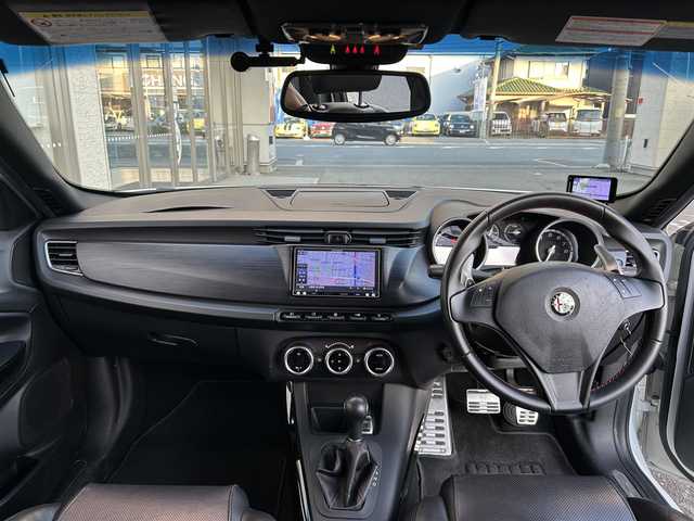 アルファロメオ ジュリエッタ スポルティーバ 栃木県 2013(平25)年 7.2万km アイスホワイト 社外ＳＤナビ/（フルセグ／ＢＴ／ＣＤ／ＤＶＤ）/バックカメラ/ハーフレザーシート/前席パワーシート/純正１８インチＡＷ/純正フロアマット/後方コーナーセンサー/ドライブレコーダー/ＥＴＣ