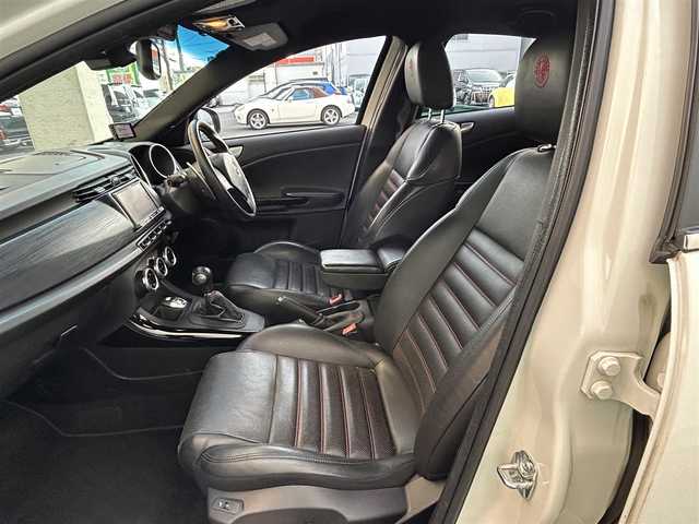 アルファロメオ ジュリエッタ スポルティーバ 栃木県 2013(平25)年 7.2万km アイスホワイト 社外ＳＤナビ/（フルセグ／ＢＴ／ＣＤ／ＤＶＤ）/バックカメラ/ハーフレザーシート/前席パワーシート/純正１８インチＡＷ/純正フロアマット/後方コーナーセンサー/ドライブレコーダー/ＥＴＣ