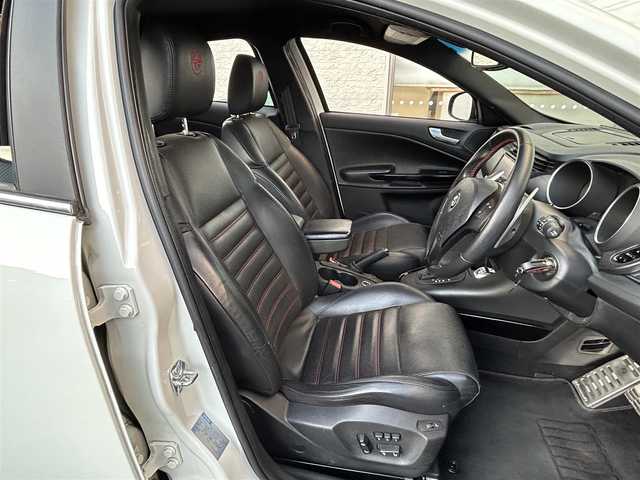 アルファロメオ ジュリエッタ スポルティーバ 栃木県 2013(平25)年 7.2万km アイスホワイト 社外ＳＤナビ/（フルセグ／ＢＴ／ＣＤ／ＤＶＤ）/バックカメラ/ハーフレザーシート/前席パワーシート/純正１８インチＡＷ/純正フロアマット/後方コーナーセンサー/ドライブレコーダー/ＥＴＣ