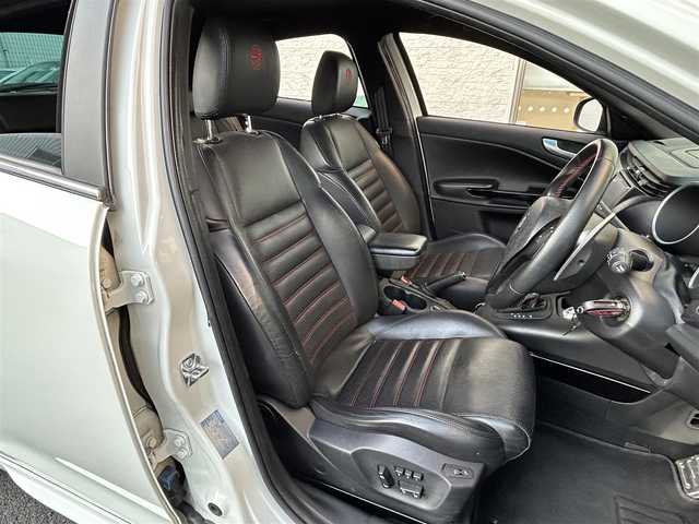 アルファロメオ ジュリエッタ スポルティーバ 栃木県 2013(平25)年 7.2万km アイスホワイト 社外ＳＤナビ/（フルセグ／ＢＴ／ＣＤ／ＤＶＤ）/バックカメラ/ハーフレザーシート/前席パワーシート/純正１８インチＡＷ/純正フロアマット/後方コーナーセンサー/ドライブレコーダー/ＥＴＣ