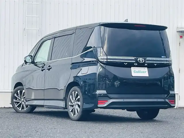 トヨタ ヴォクシー S－Z 熊本県 2024(令6)年 1.5万km グリッターブラックガラスフレーク 快適利便high/ユニバーサルステップ/純正ディスプレイオーディオPlus/・ナビキット/・AM/FM/CD/DVD/BT/・アップルカープレイ/アンドロイドオート/・バックカメラ/・フルセグTV/・テレビキャンセラー/フリップダウンモニター/トヨタセーフティセンス/・プリクラッシュセーフティ/・レーンディパーチャーアラート/・レーダークルーズコントロール/・プロアクティブドライビングアシスト/・ロードサインアシスト/・オートマチックハイビーム/パーキングサポートブレーキ/ハーフレザーシート/・前後席シートヒーター/電動リアゲート/両側電動スライドドア/前後ドライブレコーダー/LEDヘッドライト/ETC2.0/電動パーキングブレーキ/オートホールドブレーキ/後席ロールサンシェード/電動格納ミラー/ウインカーミラー/スペアキー