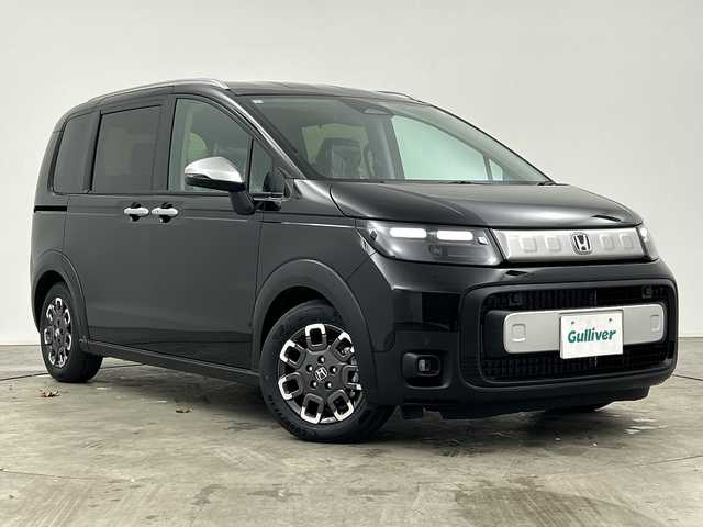 ホンダ フリード ハイブリット e:HEV クロスター 三重県 2025(令7)年 0.1千km クリスタルブラックパール /登録済未使用車//登録時走行距離4km//純正9インチメモリーナビ　LXM-242ZFNI(207/680円)//バックカメラ//オートAC//DN席シートヒーター//電子サイドブレーキ//ブレーキオートホールド//革巻きステアリング//ステアリングスイッチ//ホンダセンシング//衝突軽減ブレーキ//レーンキープアシスト//レーダークルーズコントロール//ブラインドスポットモニター//前後コーナーセンサー//ハーフレザーシート//ルーフレール//サイドカーテンエアバッグ