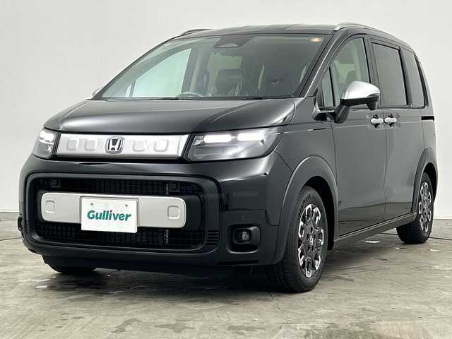 ホンダ フリード ハイブリット e:HEV クロスター 三重県 2025(令7)年 0.1千km クリスタルブラックパール /登録済未使用車//登録時走行距離4km//純正9インチメモリーナビ　LXM-242ZFNI(207/680円)//バックカメラ//オートAC//DN席シートヒーター//電子サイドブレーキ//ブレーキオートホールド//革巻きステアリング//ステアリングスイッチ//ホンダセンシング//衝突軽減ブレーキ//レーンキープアシスト//レーダークルーズコントロール//ブラインドスポットモニター//前後コーナーセンサー//ハーフレザーシート//ルーフレール//サイドカーテンエアバッグ