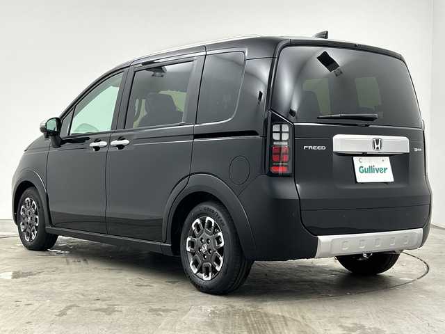 ホンダ フリード ハイブリット e:HEV クロスター 三重県 2025(令7)年 0.1千km クリスタルブラックパール /登録済未使用車//登録時走行距離4km//純正9インチメモリーナビ　LXM-242ZFNI(207/680円)//バックカメラ//オートAC//DN席シートヒーター//電子サイドブレーキ//ブレーキオートホールド//革巻きステアリング//ステアリングスイッチ//ホンダセンシング//衝突軽減ブレーキ//レーンキープアシスト//レーダークルーズコントロール//ブラインドスポットモニター//前後コーナーセンサー//ハーフレザーシート//ルーフレール//サイドカーテンエアバッグ
