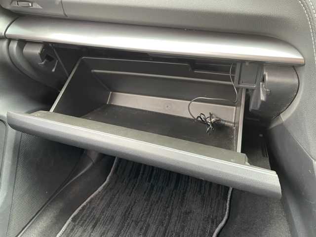 スバル インプレッサ スポーツ 2．0i－L アイサイト 神奈川県 2017(平29)年 2.5万km クリスタルホワイトP ワンオーナー		/純正8インチSDナビ【CN-LR820D】/・DTV/SD/CD/DVD/BT/	MSV/バックカメラ/アイサイトVer.3		/・プリクラッシュブレーキ		/・レーダークルーズコントロール		/・アクティブレーンキープ		/・AT誤発進抑制制御【前後】		/アイドリングストップ	/ナノイー機能		/純正17インチアルミ/D席シートリフター/パドルシフト付革巻きハンドル	/オートライト/LEDヘッドライト/フロント/バックフォグ	/プッシュEgスタート/ストップ/ターンランプ付電動格納ドアミラー	/スマートキー×2（キータグ有）		/ドアバイザー/純正フロアマット/取扱説明書/ナビ取扱説明書/新車時保証書　