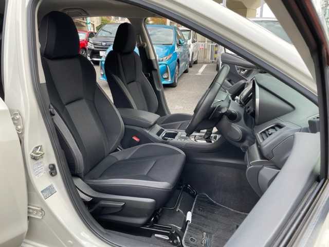 スバル インプレッサ スポーツ 2．0i－L アイサイト 神奈川県 2017(平29)年 2.5万km クリスタルホワイトP ワンオーナー		/純正8インチSDナビ【CN-LR820D】/・DTV/SD/CD/DVD/BT/	MSV/バックカメラ/アイサイトVer.3		/・プリクラッシュブレーキ		/・レーダークルーズコントロール		/・アクティブレーンキープ		/・AT誤発進抑制制御【前後】		/アイドリングストップ	/ナノイー機能		/純正17インチアルミ/D席シートリフター/パドルシフト付革巻きハンドル	/オートライト/LEDヘッドライト/フロント/バックフォグ	/プッシュEgスタート/ストップ/ターンランプ付電動格納ドアミラー	/スマートキー×2（キータグ有）		/ドアバイザー/純正フロアマット/取扱説明書/ナビ取扱説明書/新車時保証書　