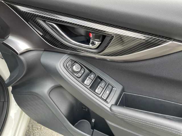 スバル インプレッサ スポーツ 2．0i－L アイサイト 神奈川県 2017(平29)年 2.5万km クリスタルホワイトP ワンオーナー		/純正8インチSDナビ【CN-LR820D】/・DTV/SD/CD/DVD/BT/	MSV/バックカメラ/アイサイトVer.3		/・プリクラッシュブレーキ		/・レーダークルーズコントロール		/・アクティブレーンキープ		/・AT誤発進抑制制御【前後】		/アイドリングストップ	/ナノイー機能		/純正17インチアルミ/D席シートリフター/パドルシフト付革巻きハンドル	/オートライト/LEDヘッドライト/フロント/バックフォグ	/プッシュEgスタート/ストップ/ターンランプ付電動格納ドアミラー	/スマートキー×2（キータグ有）		/ドアバイザー/純正フロアマット/取扱説明書/ナビ取扱説明書/新車時保証書　